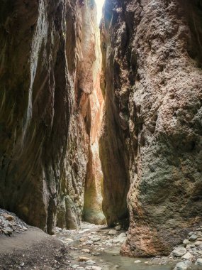 Bir dağ geçidinde güneş ışığı. Karadakh, Dağıstan 'da güneş ışığıyla dolup taşıyor. Dikey Panorama.