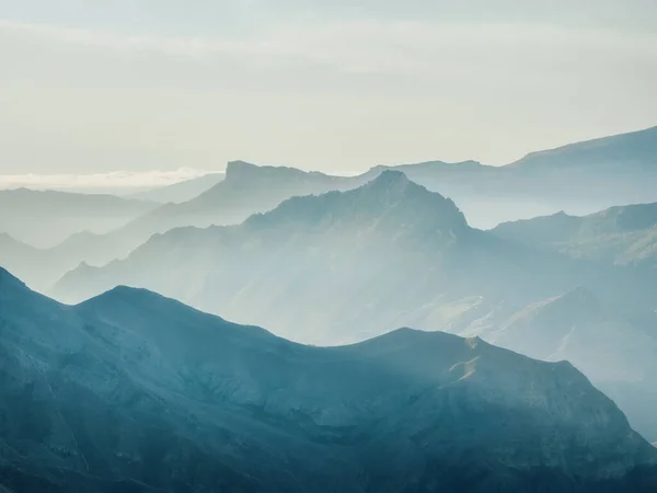 焦点を合わせて コーカサス山脈のシルエット 霧の層状の山の風景 — ストック写真