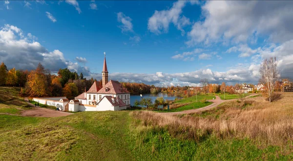 Panorama Outono Brilhante Paisagem Ensolarada Com Palácio Velho Gatchina Rússia — Fotografia de Stock