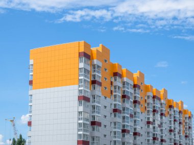Modern güzel yeni binalar. Mavi gökyüzünün arka planında renkli bir duvar. Boşluğu kopyala.