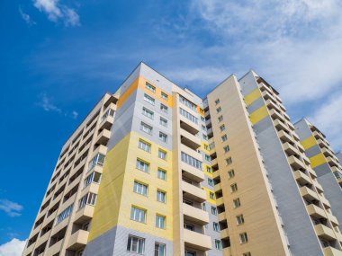 Modern güzel yeni binalar. Mavi gökyüzünün arka planında renkli bir duvar. Boşluğu kopyala.