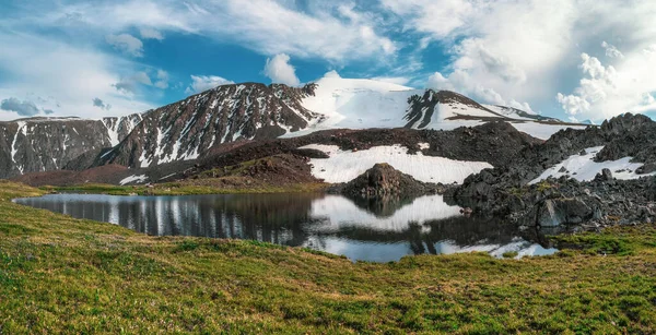 Panoramic View Clean Mountain Lake Altai Tents Shore Beautiful Turquoise — Stock Photo, Image