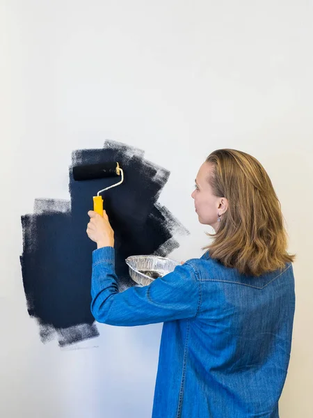 Una Mujer Pintando Una Pared Negro Copiar Espacio Vista Vertical — Foto de Stock