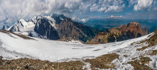 Снежное Высокогорное Плато Панорамный Альпийский Пейзаж Покрытой Снегом Горной Вершиной — стоковое фото