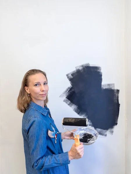 Mujer Bonita Con Rodillo Pinta Pared Negro Concepto Reparación Del — Foto de Stock