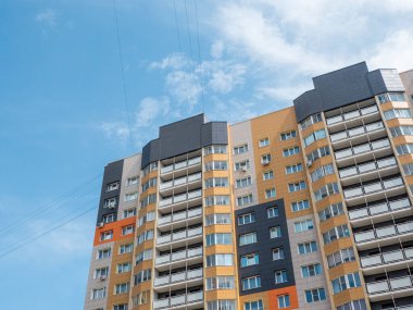 Modern güzel yeni binalar. Mavi gökyüzünün arka planında renkli bir duvar. Boşluğu kopyala.