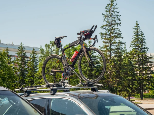 Mobil Mengangkut Sepeda Hitam Atap — Stok Foto
