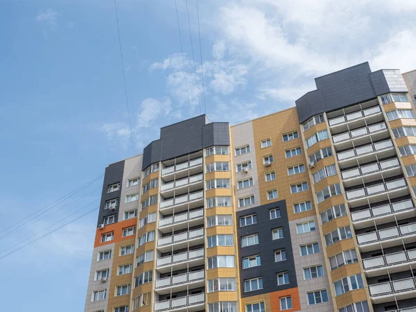 Moderne Schöne Neubauten Farbige Wand Vor Blauem Himmel Kopierraum — Stockfoto