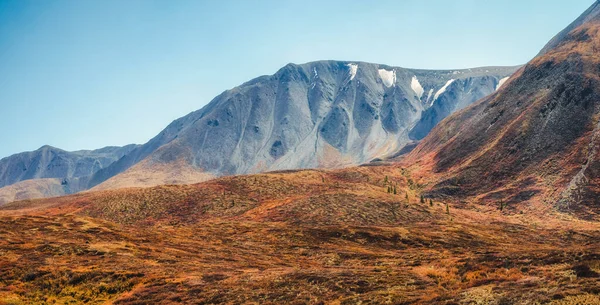 Atmosfäriskt Höstlandskap Panoramalandskap Med Stora Bergen Lätt Dimma Altai Bergen — Stockfoto