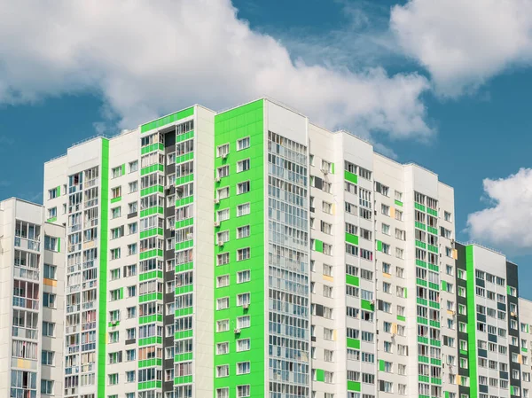 Moderner Schöner Wohnhochhausneubau Farbige Wand Vor Blauem Himmel Kopierraum — Stockfoto
