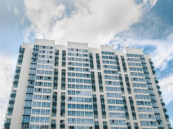 Moderner Schöner Wohnhochhausneubau Farbige Wand Vor Blauem Himmel Kopierraum — Stockfoto