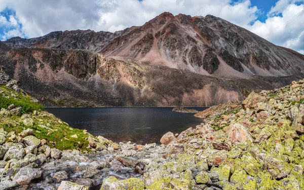 Dağların Arka Planında Ulaşılması Zor Bir Dağ Gölünün Panoramik Görüntüsü — Stok fotoğraf