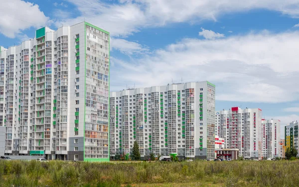 Nowa Dzielnica Mieszkalna Obrzeżach Barnaul Nowoczesne Piękne Nowe Budynki Ściana — Zdjęcie stockowe