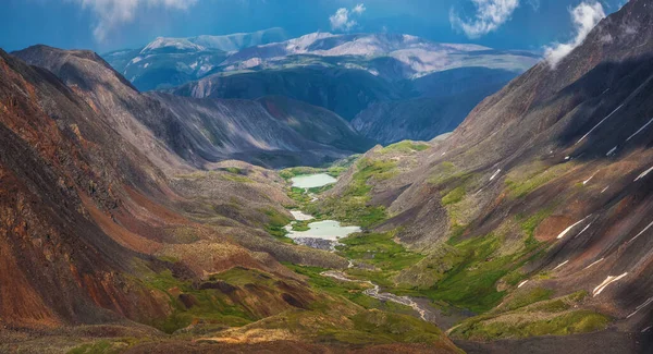 Удивительный Альпийский Панорамный Вид Перевала Горной Долины Солнечном Свете Большие — стоковое фото