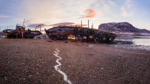 Velho Barco Pesca Enferrujado Abandonado Por Uma Tempestade Costa Cemitério — Fotografia de Stock