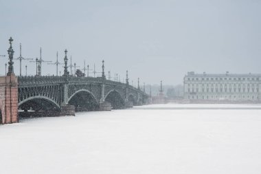 Yumuşak odaklanma. St. Petersburg 'daki Palace Köprüsü' nde kışın yağan kar sırasında. Minimalist kış kentsel görünümü.