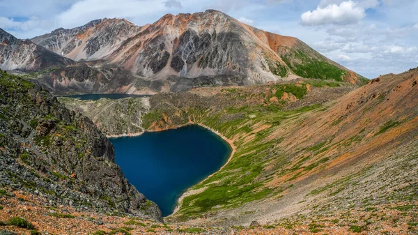 Dağlardaki Mavi Buzul Gölü Yüksek Irtifa Vadisinde Gölü Olan Atmosferik — Stok fotoğraf