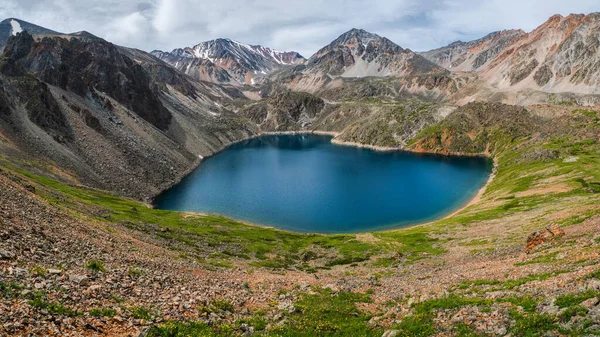 Dağlardaki Mavi Buzul Gölü Yüksek Irtifa Vadisinde Gölü Olan Atmosferik — Stok fotoğraf