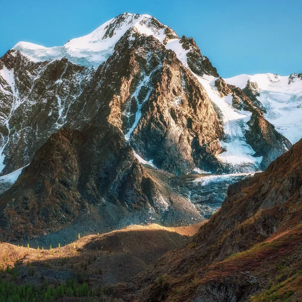 Havas Nagy Magasságú Alpesi Táj Hófödte Hegycsúccsal Éles Sziklákkal Kék — Stock Fotó