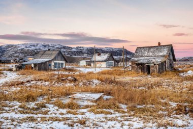 Arktik gökyüzüne karşı terk edilmiş evler. Teriberka 'nın eski otantik köyü. Kola Yarımadası. Rusya. 