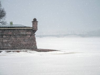Kar yağışı olan güzel bir bahar şehri. Kışın Peter ve Paul Kalesi 'nin zıt manzarası. Saint-Petersburg 'da. Rusya.
