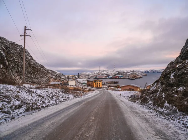 コラ半島の北にあるTererberkaの沿岸の小さな漁村の朝の景色 北極の丘の高速道路 ロシア — ストック写真