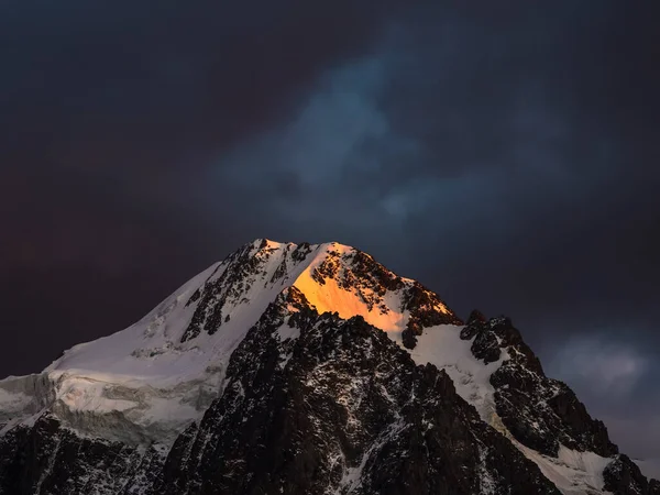 Paysage Montagneux Sombre Avec Une Grande Montagne Enneigée Éclairée Par — Photo