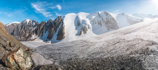 Широкая Панорама Большого Ледника Высоко Горах Покрытого Снегом Льдом — стоковое фото