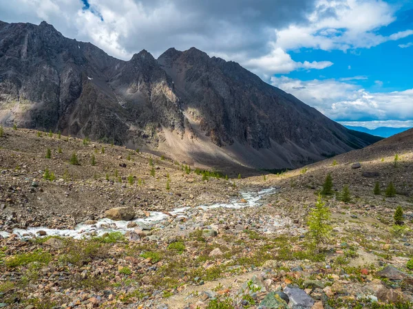 Soligt Alpint Atmosfäriskt Landskap Med Fjällbäck Bland Moräner Soligt Väder — Stockfoto