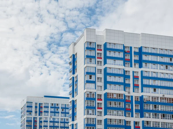 Moderne Schöne Neue Wohnhochhäuser Farbige Wand Vor Blauem Himmel Kopierraum — Stockfoto