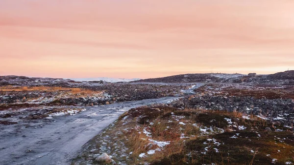 一条穿过冬季冻土带的坚不可摧的冰封的道路 一条崎岖的石路一直延伸到远方 科拉半岛 — 图库照片
