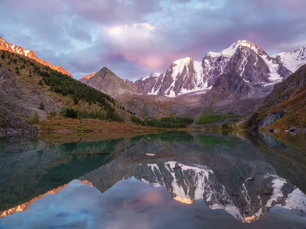 Sunset Magenta Tones Glacial Lake High Mountains Atmospheric Purple Landscape — Stock Photo, Image