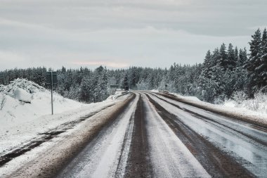 Boş, kirli bir kış otoyolu. Kaygan bir yolda bir dönüş.