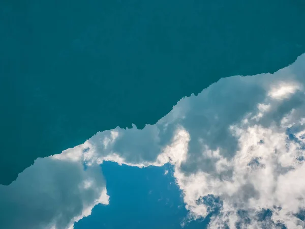 Cielo Sullo Sfondo Dell Acqua Astratto Sfondo Naturale Turchese Con — Foto Stock