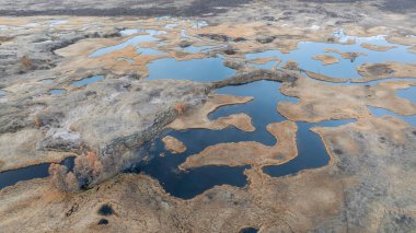Dünya 'nın dokusunun görüntüsü. Kraterler suyla dolu. Sonbahar bataklıkları, bataklık bozkırları hava manzarası.