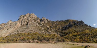 Kırım 'daki Hayaletler Vadisi' nin sonbahar sıradağlarının panoramik manzarası..