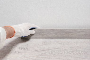 Zemin etek tahtasının kurulumu. Evin yenilenmesi, duvar döşeme tahtasının döşenmesi..