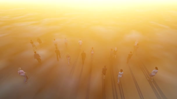 Les gens vont à la source de lumière à travers le brouillard .