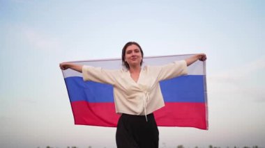 Ulusal bayrağı olan güzel bir Rus kadının portresi. Rusya Federasyonu 'nun sembolü