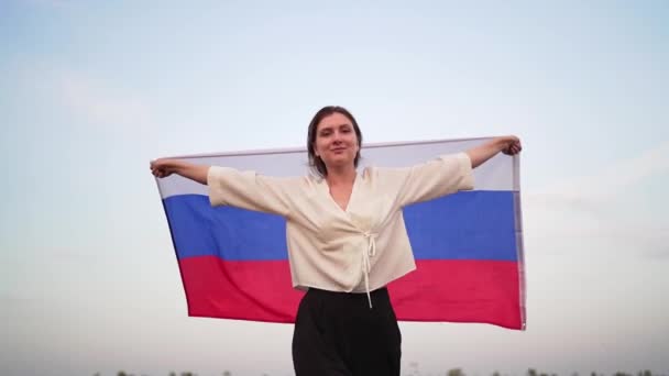 Retrato de una hermosa mujer rusa con la bandera nacional. Símbolo de la Federación Rusa — Vídeo de stock
