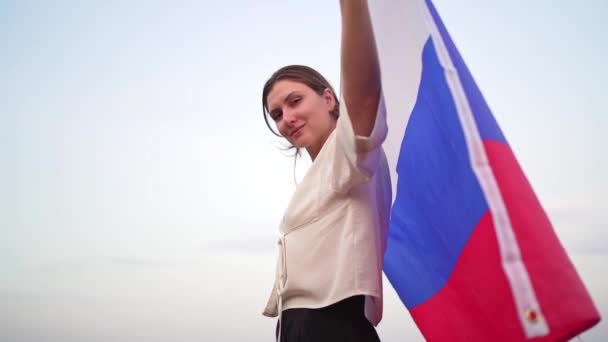 Día de la Independencia de Rusia. Patriota con un símbolo nacional en sus manos — Vídeo de stock