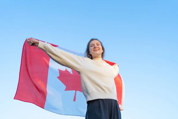 Ημέρα του Καναδά. Το εθνικό σύμβολο της χώρας. Καναδική σημαία κυματίζει στα χέρια των γυναικών — Φωτογραφία Αρχείου