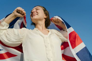 Büyük Britanya 'da zafer ve zafer. Elinde İngiliz bayrağı olan kadın