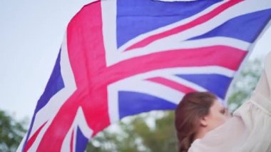 İngiltere 'de bir hedefe ve başarıya ulaşmak. Elinde İngiliz bayrağı olan öğrenci