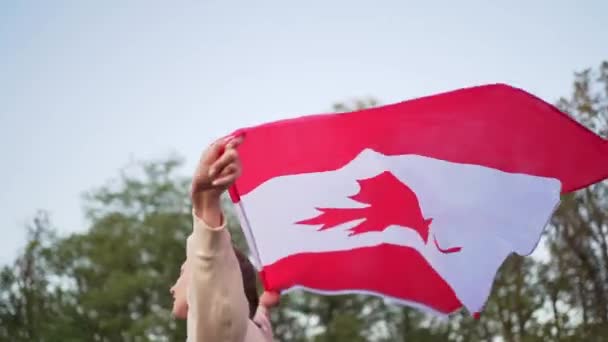 Imigração para o Canadá. Patriota do Canadá com a bandeira nacional do seu país — Vídeo de Stock