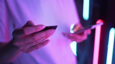 Renkli bir arkaplanda kredi kartıyla satın alma. Sanal alemde finansal ödeme