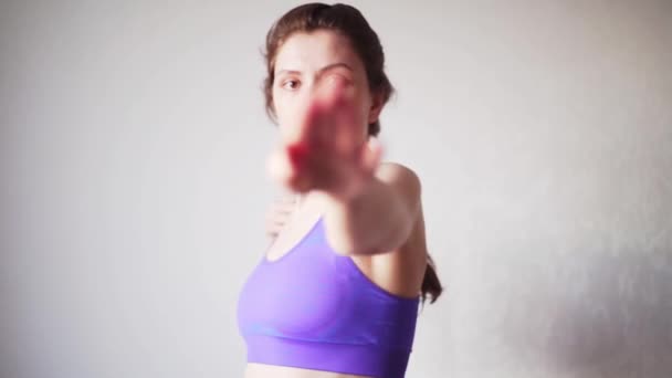 Träning hemma. ung kvinna gör morgonen sträcka, upprepa efter tränare från internet, online fitness tränare — Stockvideo