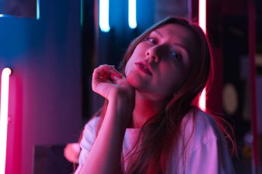 Gece lambasındaki güzel kadınların yüzü neon ışıklı yakın plan.