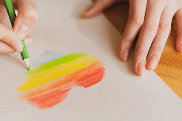 La persona dibuja un corazón LGBT. Bandera de arco iris sobre papel —  Fotos de Stock