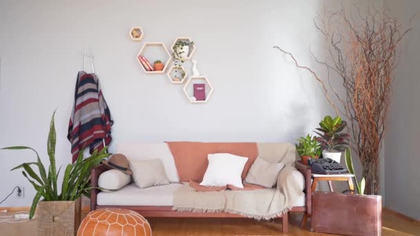 Muebles acogedores y plantas de interior en una casa escandinava moderna. Concepto de Hygge y Lagom — Vídeos de Stock